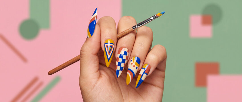 Manucure artistique avec motifs g&eacute;om&eacute;triques color&eacute;s et pinceau