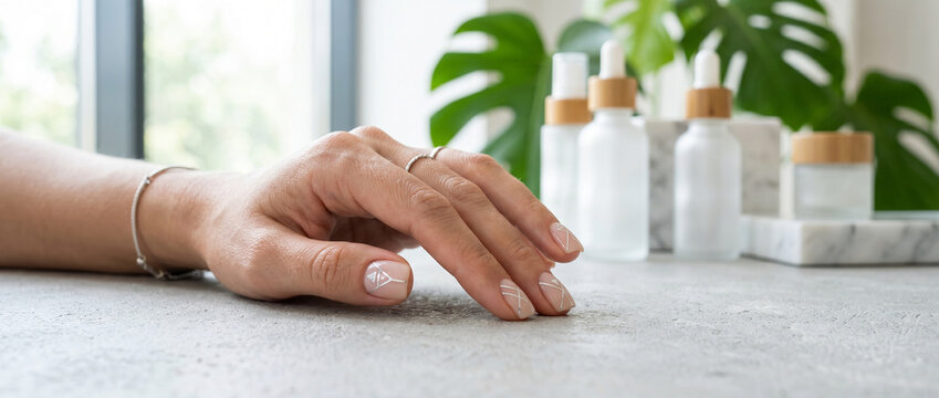 Soin de la peau et produits cosm&eacute;tiques naturels avec s&eacute;rums et cr&egrave;me
