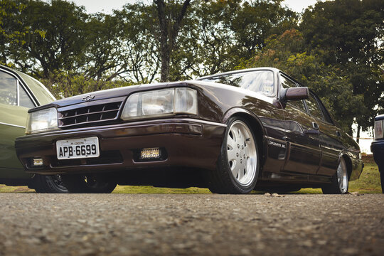 1991 Chevrolet Opala Diplomata sedan featuring a lowered suspension, multi spoke alloy wheels, and low profile tires.