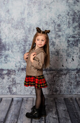 Naklejka premium Side profile full-length studio portrait of a stylish kid girl looking ahead thoughtfully.