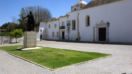 Fototapeta premium Museu Municipal de Faro und Statue Dom Afonso III.