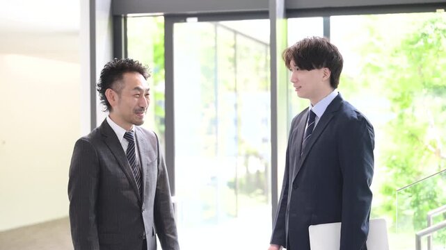 部下の一言で大笑いする日本人の上司、上司と部下の会話、笑顔、コミュニケーション、良好な人間関係を表現するビジネス動画