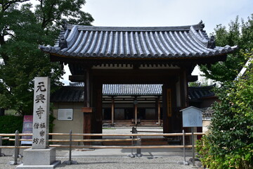 Fototapeta premium 奈良県 奈良市の元興寺