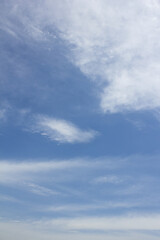 Fototapeta premium It is a sky with feathery clouds.