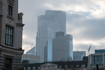 Fototapeta premium View of the 22 Bishopsgate skyscraper in London's financial district, showcasing its impressive glass structure.