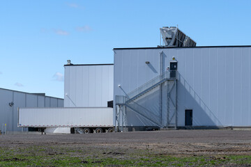 Obraz premium A semi trailer with a warehouse