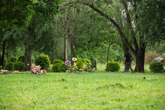 Arreglo floral sobre tumba en cementerio de Jujuy como s&iacute;mbolo de recuerdo y homenaje