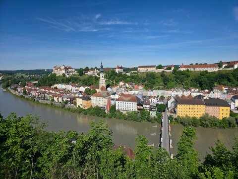 Burghausen Panorama und Burg Bayern Deutschland