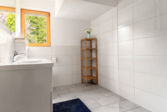 Badezimmer hell Sommer Sonne klar wei&szlig; sauber
