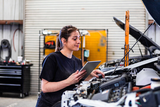 Mechanic using tablet technology efficiently