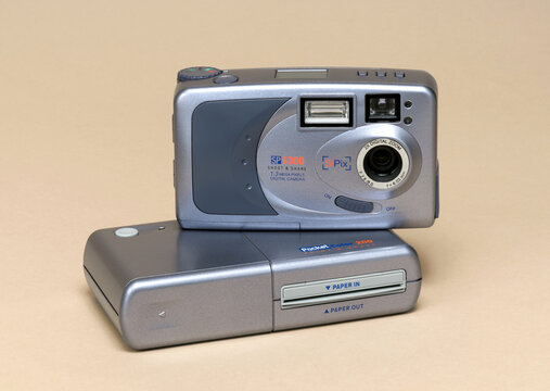 SiPix SP1300 Digital Camera and PocketColor 200 Portable Printer 2002 &mdash; Vintage Early 2000s Shoot-and-Print Set