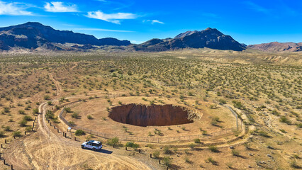 Obraz premium Aerial Devil's Throat Sinkhole Jeep and Desert Landscape Nevada