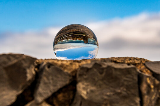Paisaje reflejado en una lensball en Puerto de la Cruz.
