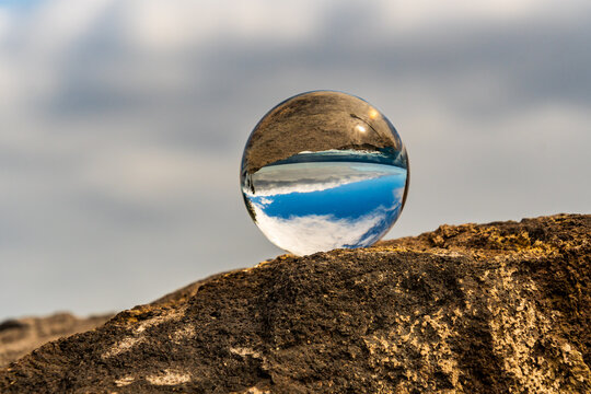 Paisaje reflejado en una lensball en Puerto de la Cruz.