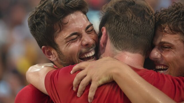 Fu&szlig;ballspieler umarmen sich emotional nach einem Tor, starke Freude bei einem internationalen Turnier 2026 in den USA.