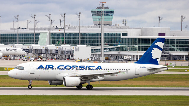 Ein Airbus A320 von Air Corsica (Kennzeichen F-HBEV) 