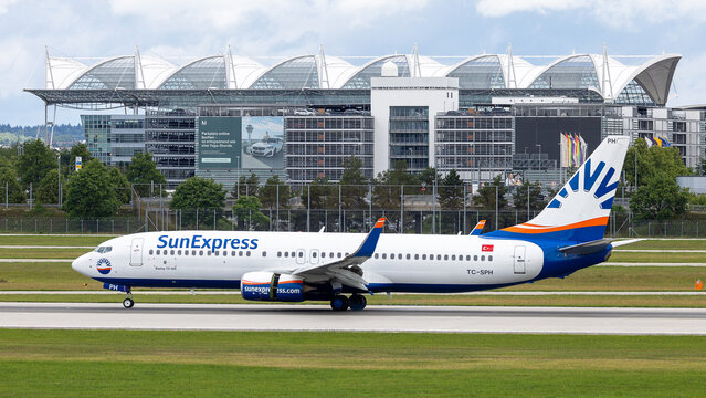 Ein Boeing 737-800 der SunExpress (TC-SPH) rollt auf dem Vorfeld. Die t&uuml;rkisch-deutsche Ferienfluggesellschaft verbindet M&uuml;nchen mit zahlreichen Urlaubsdestinationen