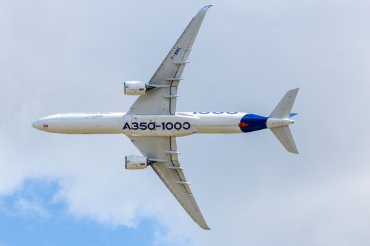 Ein Airbus A350-1000 XWB in der Airbus-Hauslivery (Kennzeichen F-WMIL) 