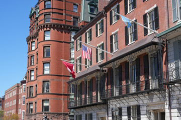 Obraz premium Boston, Beacon Hill district, facades of well preserved old apartment buildings