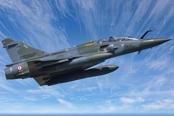 Obraz premium Mirage 2000D gros plan vue coté ciel bleu