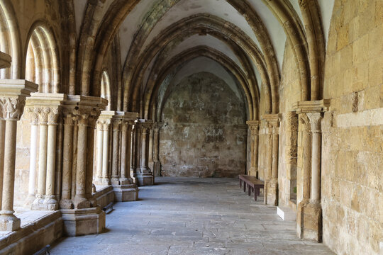 Kreuzgang und Kreuzganggarten der alten Kathedrale Saint Mary in Coimbra