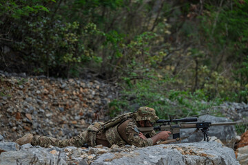Obraz premium Military soldier signaling during a tactical field operation in rugged terrain, demonstrating battlefield communication, team coordination, mission execution, situational awareness