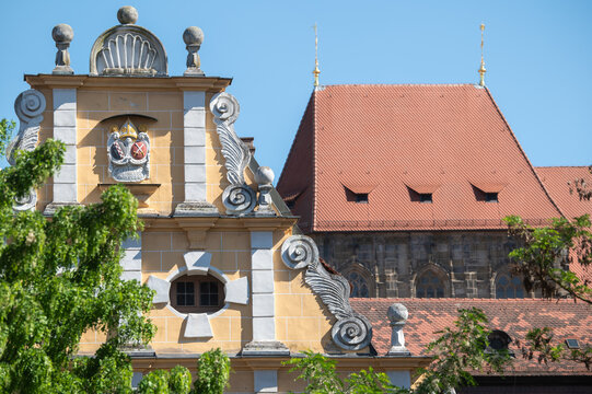 Dreigeschossiger Volutengiebel mit Sandsteinrelief mit Wappen des Ebracher Abtes Alberich Degen, gekr&ouml;nt von einer Mitra und Krummst&auml;ben an Sp&auml;trenaissance-Geb&auml;ude Alter Ebracher Hof in Bamberg.