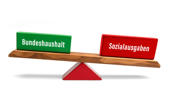 Bundeshaushalt und steigende Sozialausgaben auf der Holzwaage