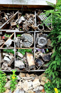 Gro&szlig;es Insektenhotel mit Toth&ouml;lzern