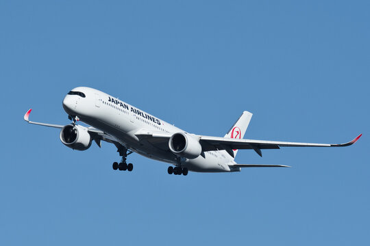 Japan Airlines Airbus A350-900 (JA10XJ) passenger plane on final approach to Haneda Airport under clear blue sky