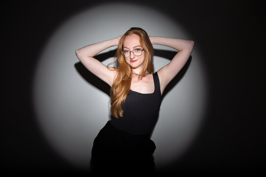 fotografia em est&uacute;dio, editorial de moda, modelo branca com cabelos ruivos longos, roupa preta, pose moderna com est&eacute;tica dram&aacute;tica ilumina&ccedil;&atilde;o focal com sombras marcadas