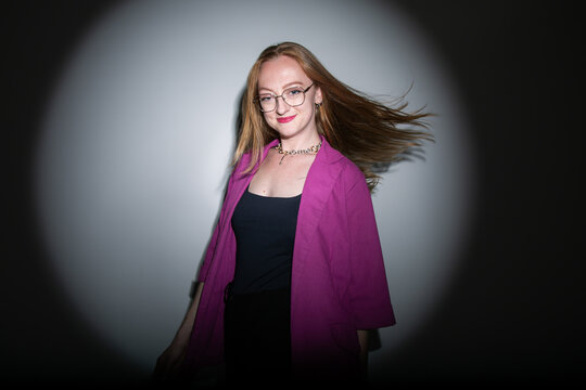 editorial de moda em est&uacute;dio, modelo fotogr&aacute;fico, mulher jovem de pele clara e cabelos ruivos, est&eacute;tica moderna e casual