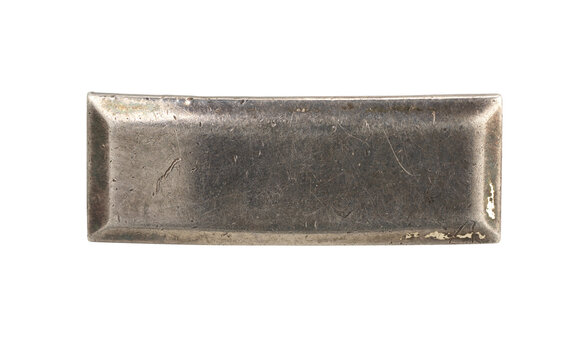Vintage metal bar plate isolate on transparent background (png image). Antique silver insignia badge template with realistic scratches and grunge patina. High-quality blank rectangular UI asset