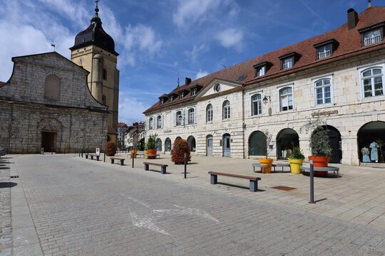 La place Saint B&eacute;nigne, ville de Pontarlier, d&eacute;partement du Doubs, France