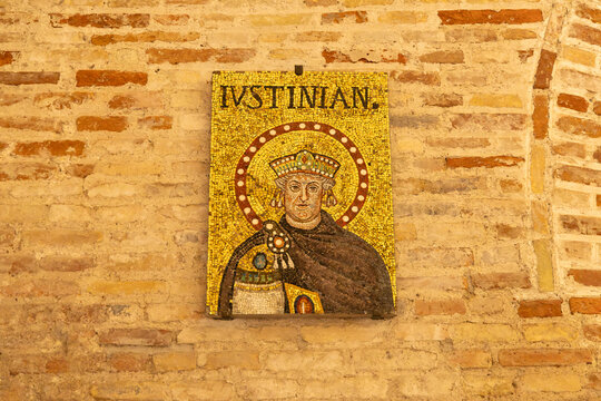 Mosaic of emperor Justinian I.  Possibly a modified portrait of Theodoric. Basilica di Sant'Apollinare Nuovo.Ravenna, Emilia-Romagna, Ravenna, Italy.