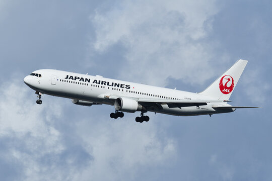 Japan Airlines Boeing 767-300ER (JA656J) on final approach to Haneda Airport under cloudy sky