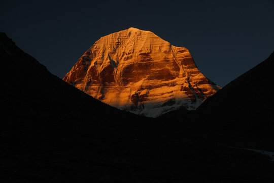 Mt. Kailash golden view from darchen 