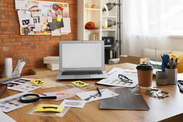 Naklejka premium Detectives investigation desk with laptop, evidence, fingerprints, and handcuffs for crime solving