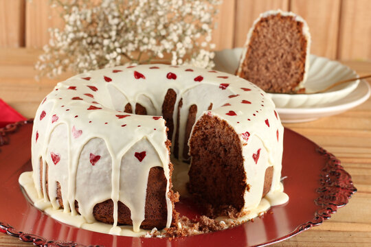 Bolo de chocolate decorado com cora&ccedil;&otilde;es vermelhos