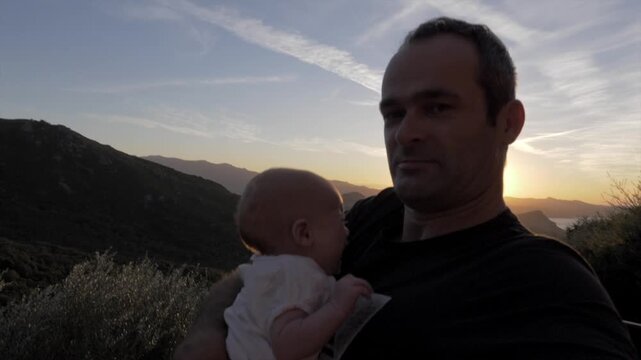petit b&eacute;b&eacute; avec son papa