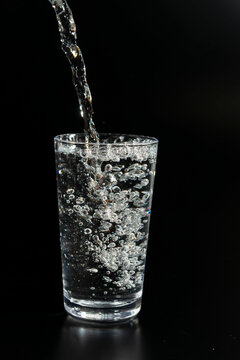 水が注がれるグラスに生まれる気泡、清涼感あふれる飲料のシズル表現