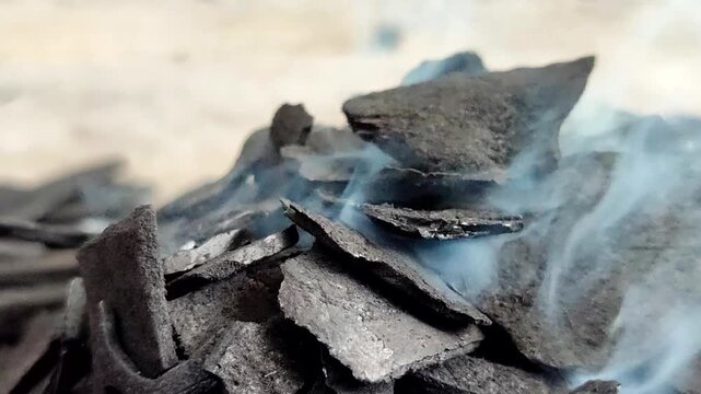High quality coconut shell charcoal emits thin smoke when burning, suitable for industrial needs, briquettes, and environmentally friendly combustion media