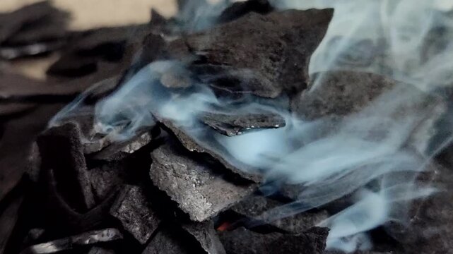 High quality coconut shell charcoal emits thin smoke when burning, suitable for industrial needs, briquettes, and environmentally friendly combustion media