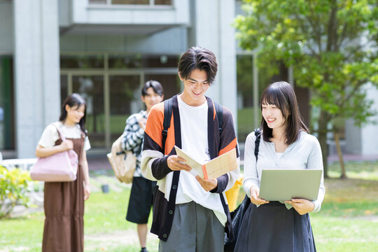 ノートを見る大学生