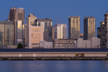 Fototapeta premium 夜明けの東京湾岸と高層ビル群 Tokyo Bay Dawn Skyline with High-Rise Buildings