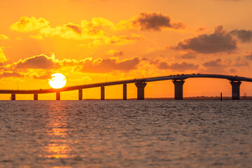 夕日と伊良部大橋　沖縄　宮古島市　 © TADANOBU SEIKE