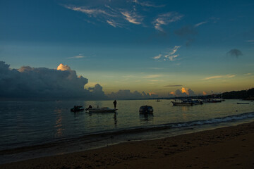 Obraz premium Serene coastal shoreline and water activities at Tanjung Benoa tropical beach resort area in Bali