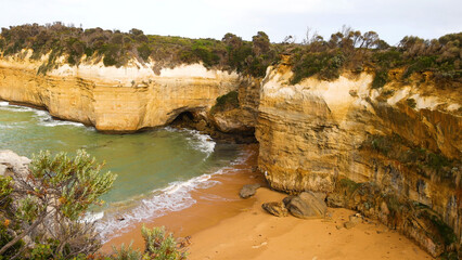 Obraz premium Scenic View of Loch Ard Gorge Cliffs and Beach in Australia