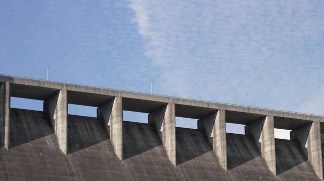 広大な青空とコンクリート製の巨大なダム 4K（ワイド・固定撮影）
