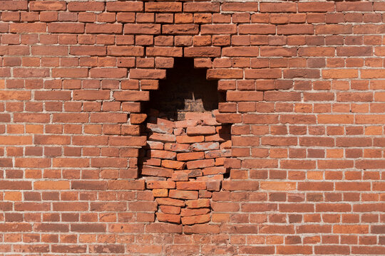 Netherlands, Zeeland, Veere, Westenshouwen, hole in red brick wall